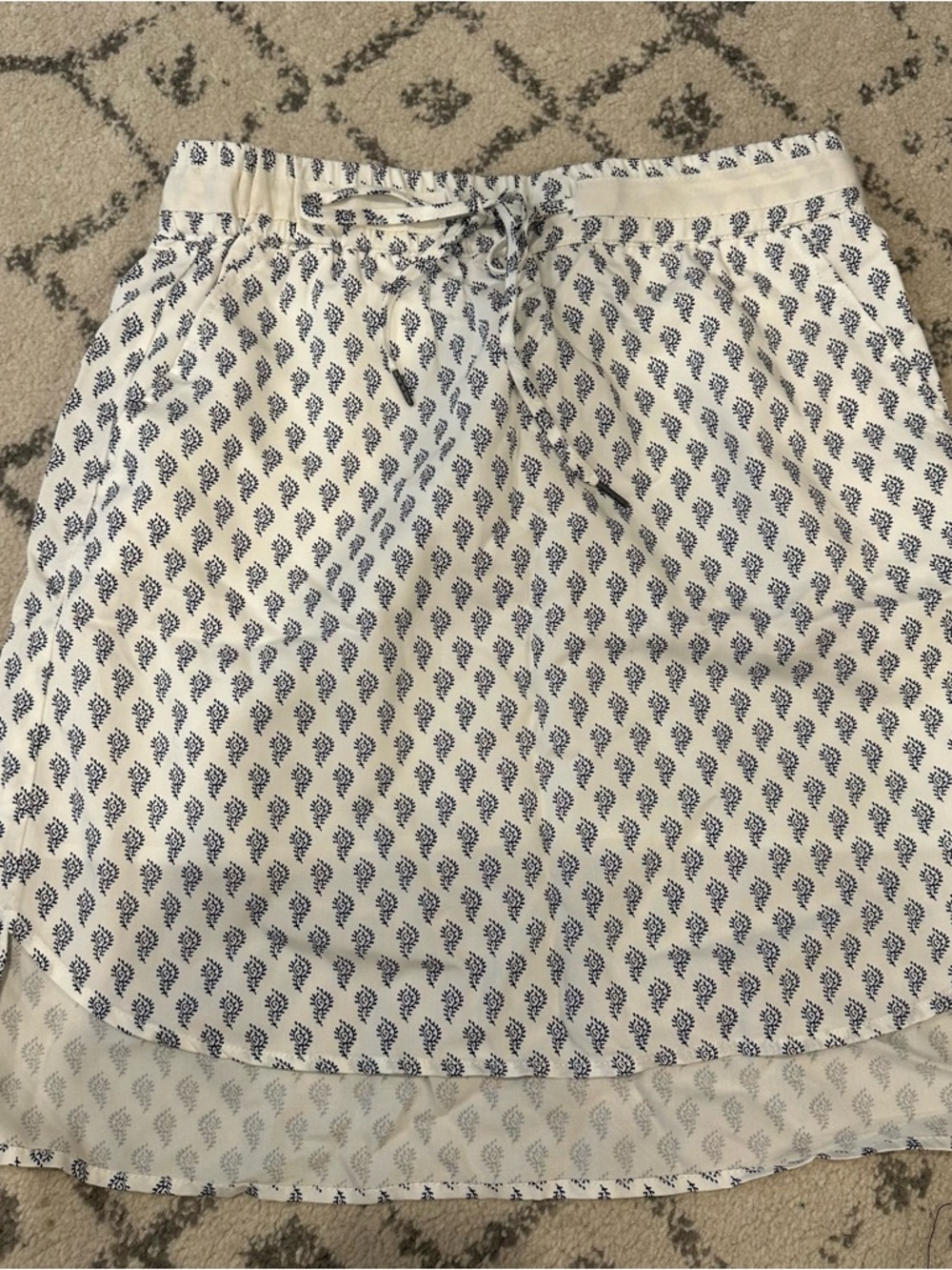 NWOT Max Jeans Women's White and Navy Printed Elastic Waist Skirt. Size 6